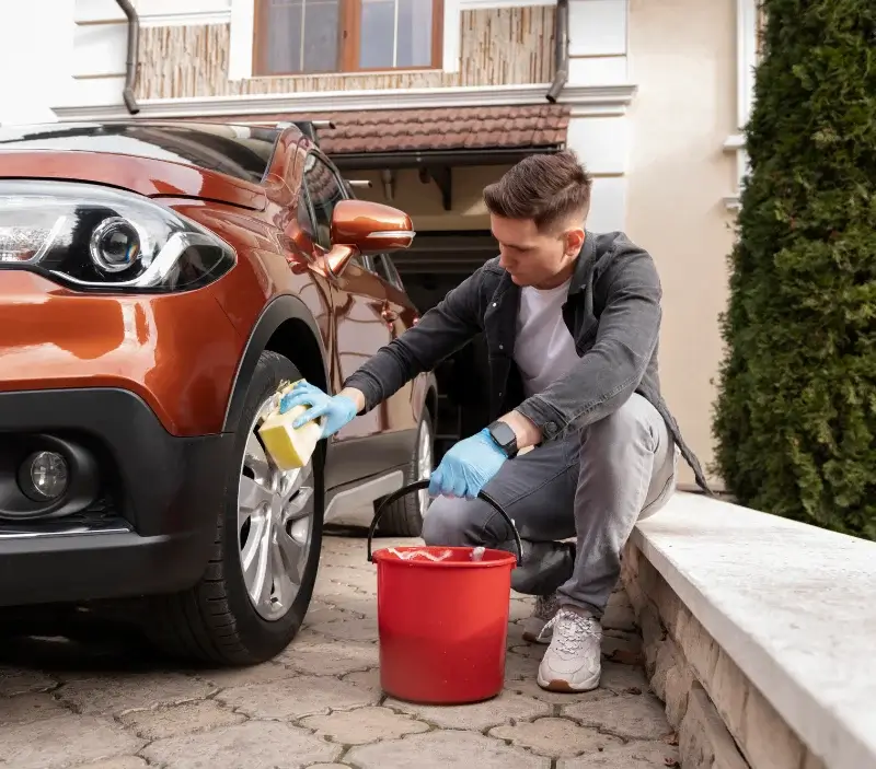 Lavage auto à domicile Ligneyrac : professionnel intervenant sur un véhicule